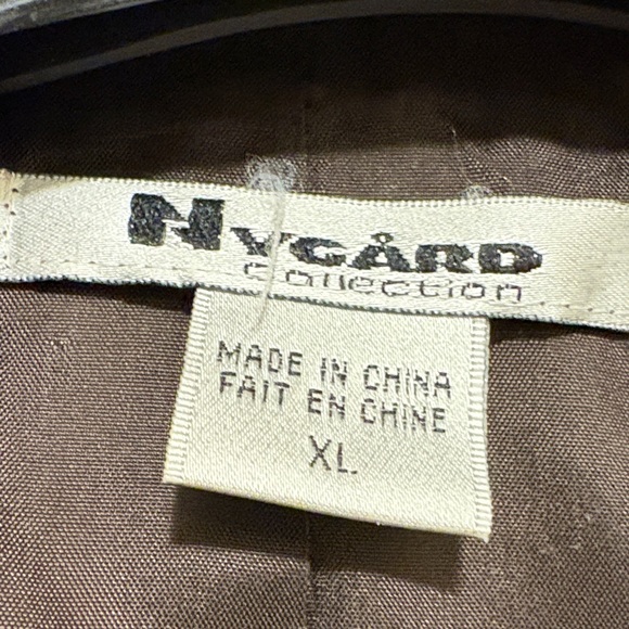 Chic Women's Velvet Blazer with Pink and Brown Design - Picture 2 of 4